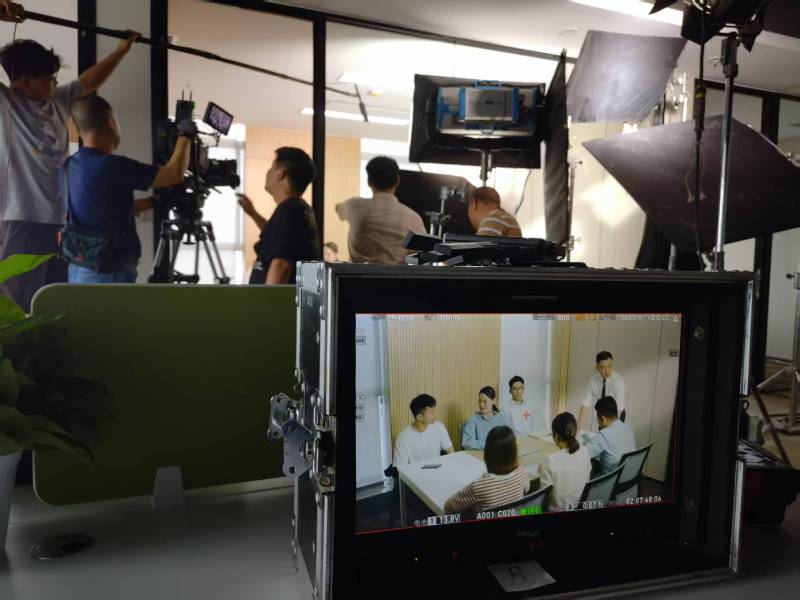 良庆区TVC拍摄公司：科技产品视觉化大师，诠释未来感与功能美学